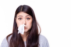 Hắt xì hơi liên tục chảy và nước mũi là dấu hiệu của bệnh gì?