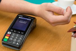 Người đàn ông cấy chip vào tay để thực hiện thanh toán mà không cần dùng thẻ hay smartphone