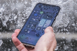iPhone rơi xuống sông 10 tháng vẫn hoạt động