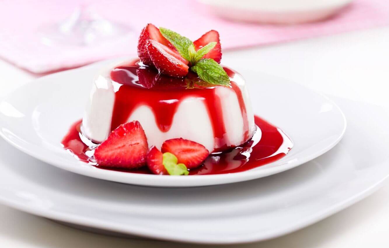 Cách làm bánh PANNA COTTA mật ong và dâu tây ngon tuyệt cú mèo