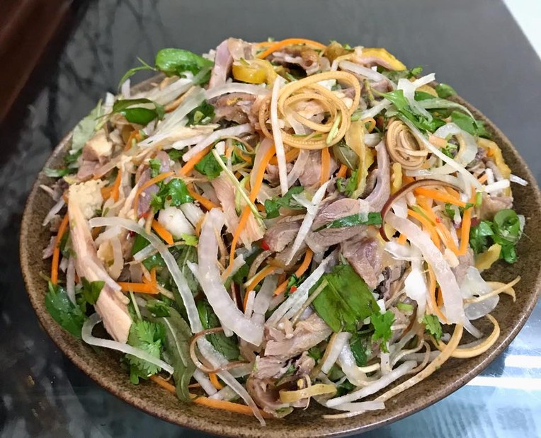 Khám phá 2 cách làm gỏi gà đổi gió cuối tuần