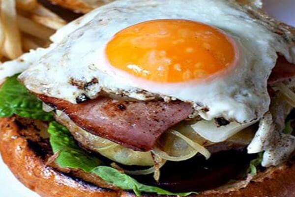 Cách làm hamburger trứng cực hấp dẫn cho bữa sáng tràng đầy năng lượng