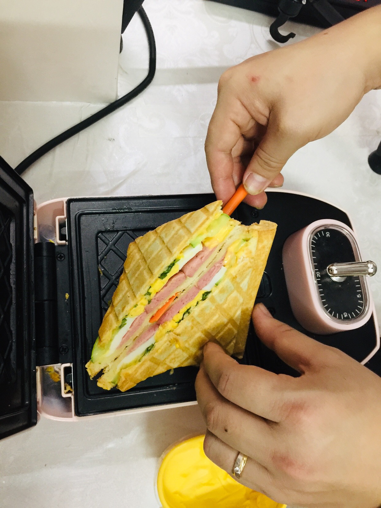 Cách làm bánh sandwich xúc xích phô mai bằng máy nướng bánh mì mini đa năng