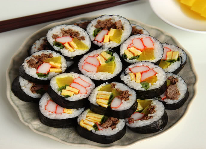 Cách làm kimbap ngon, hấp dẫn đúng chuẩn vị Hàn tại nhà