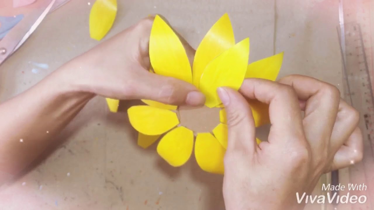 Cách làm hoa hướng dương bằng giấy - YouTube