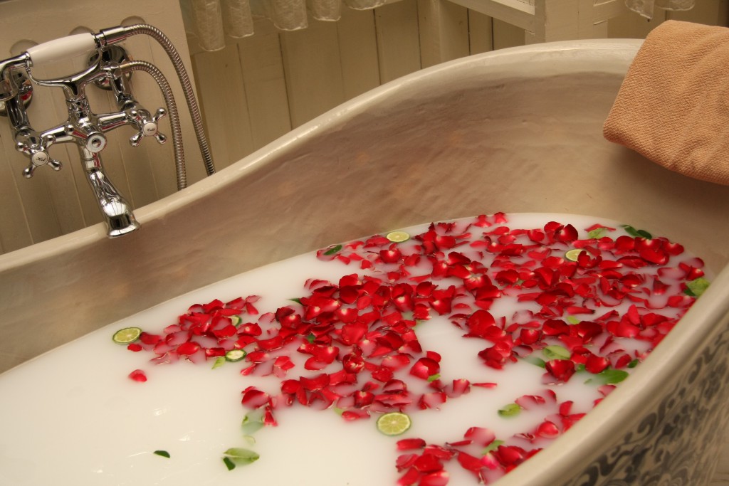 Kąpiel w płatkach róż – spraw sobie przyjemność