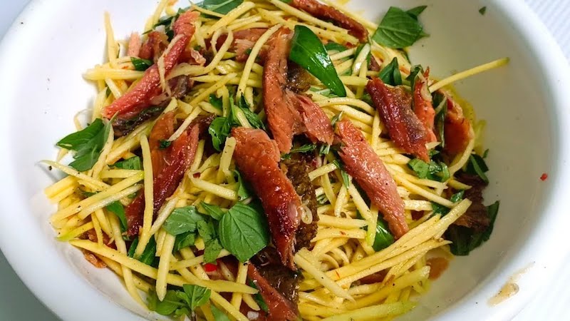 Cách làm gỏi xoài khô cá lóc vị ngon chuẩn miền Tây - Hỏi Vớ Vẫn