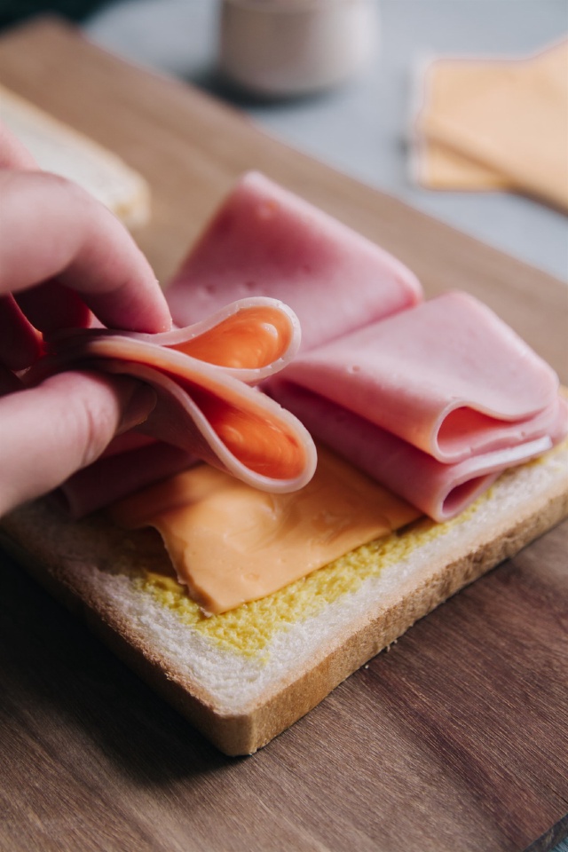 Cách làm Sandwich thịt nguội, pho mai nướng