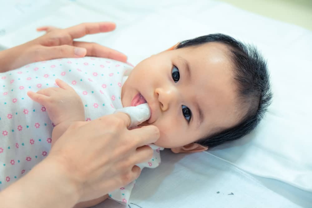Bật mí 3 cách rơ lưỡi cho trẻ sơ sinh sạch khuẩn, ngừa bệnh răng miệng