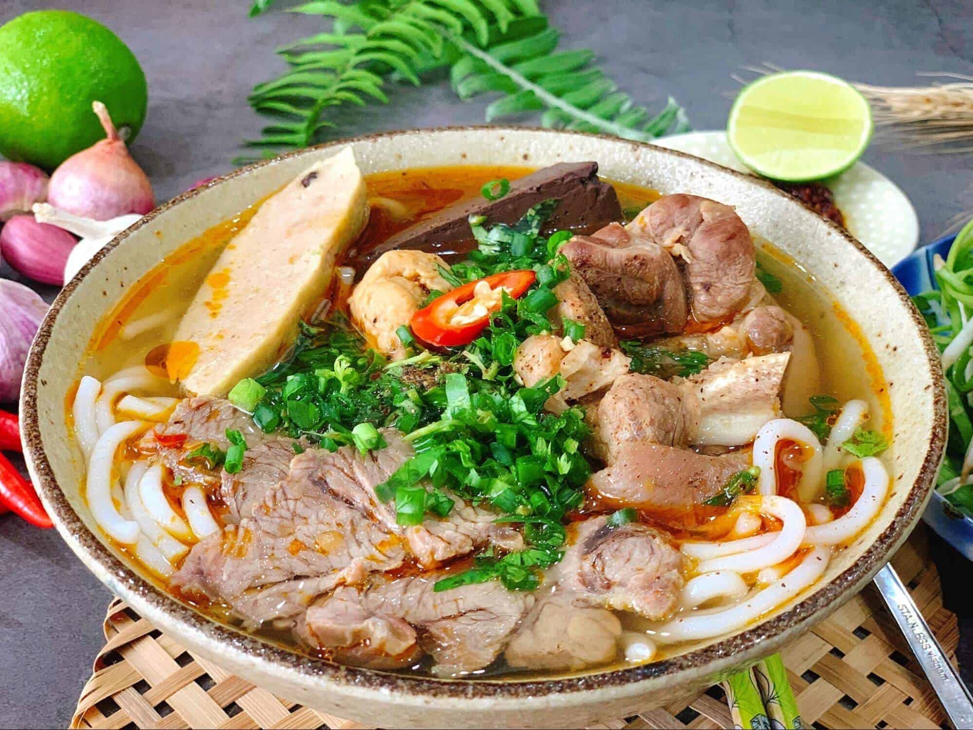 TOP 7 món ăn truyền thống Việt Nam đậm đà bản sắc - Vua Nệm