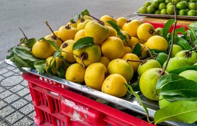 Trái cây đặc sản miền Bắc đổ bộ vỉa hè Sài Gòn | Thị trường hàng hóa