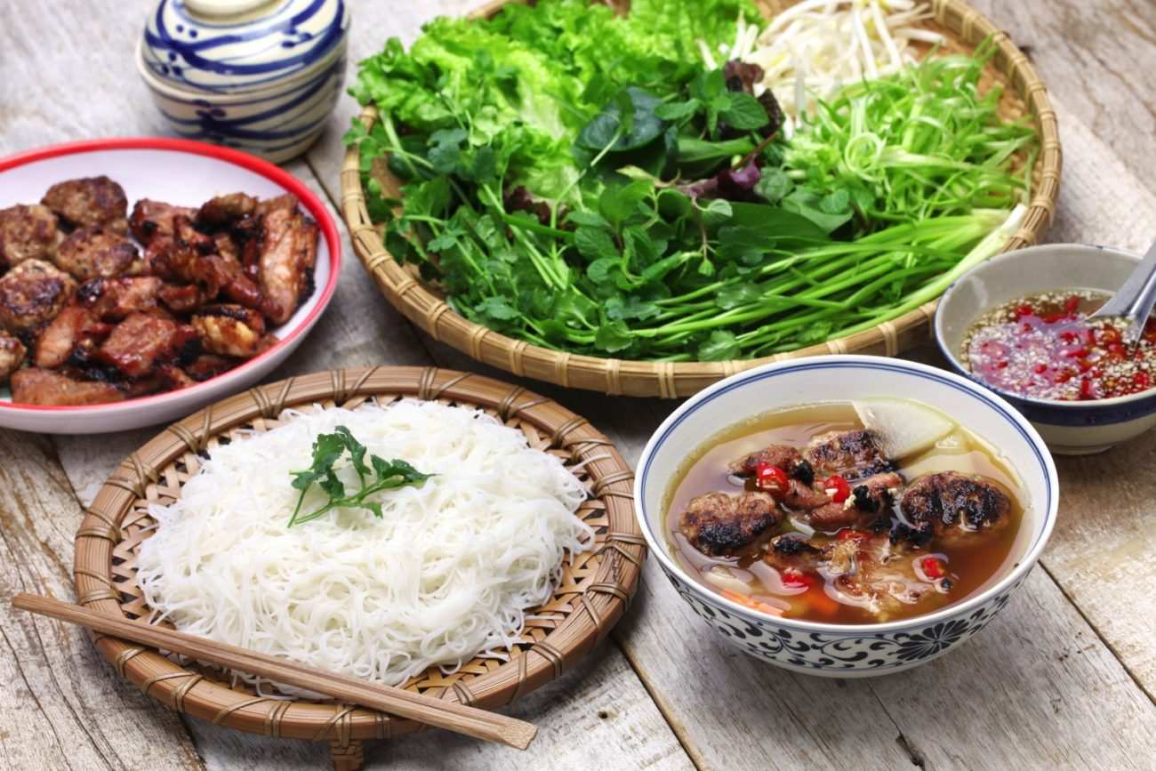 Khám phá nét đặc trưng của ẩm thực đường phố Hà Nội với món bún chả