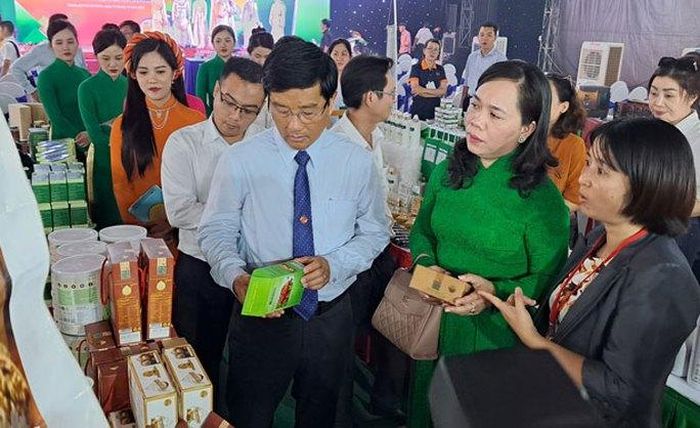 Đặc sản Tết quy tụ tại hội chợ nông nghiệp TP HCM - Báo Người Lao Động
