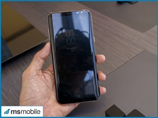Samsung Galaxy S8 thừa hưởng thiết kế khung nhôm kết hợp hai mặt kính bóng bẩy tạo nên vẻ sang trọng tinh tế