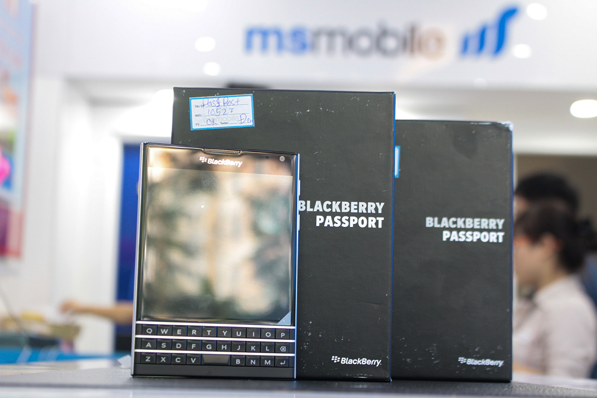 3 Tip phân biệt BlackBerry PassPort bản Pháp và bản Quốc tế