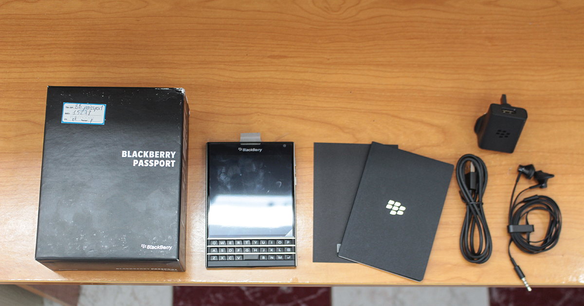 3 Tip phân biệt BlackBerry PassPort bản Pháp và bản Quốc tế