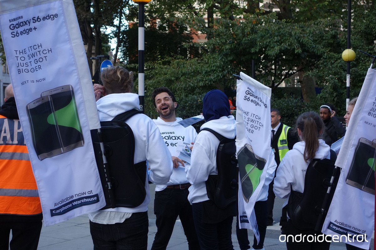 Samsung phá đám trước cổng Apple Store trong ngày mở bán iPhone 6s