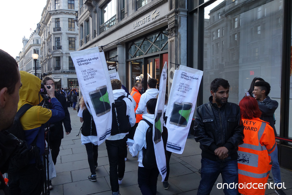 Samsung phá đám trước cổng Apple Store trong ngày mở bán iPhone 6s