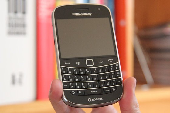 BlackBerry Bold 9900 thiết kế sang trọng cổ điển