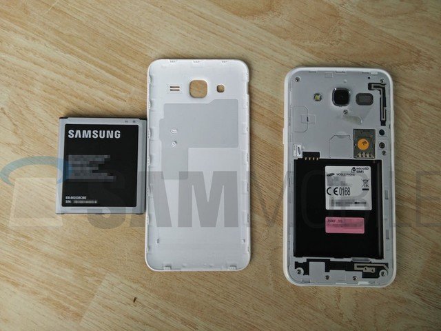 Ảnh thực tế Samsung Galaxy J5: khung nhựa, màn hình lớn 5 inch