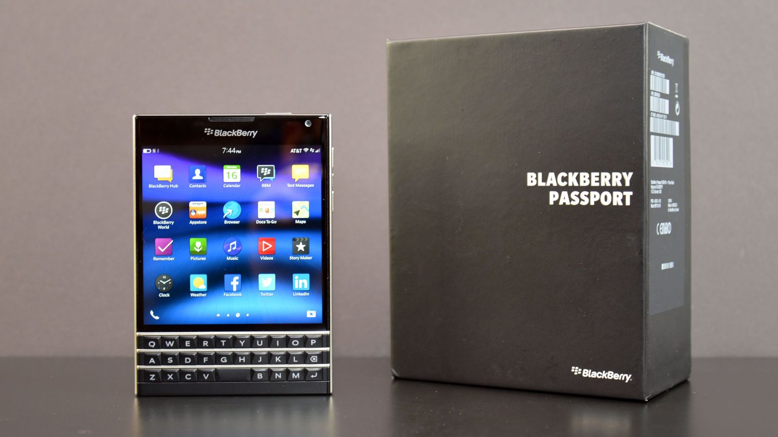 Hoang mang khi Blackberry Passport tân trang xách tay từ Trung Quốc du nhập vào Việt Nam