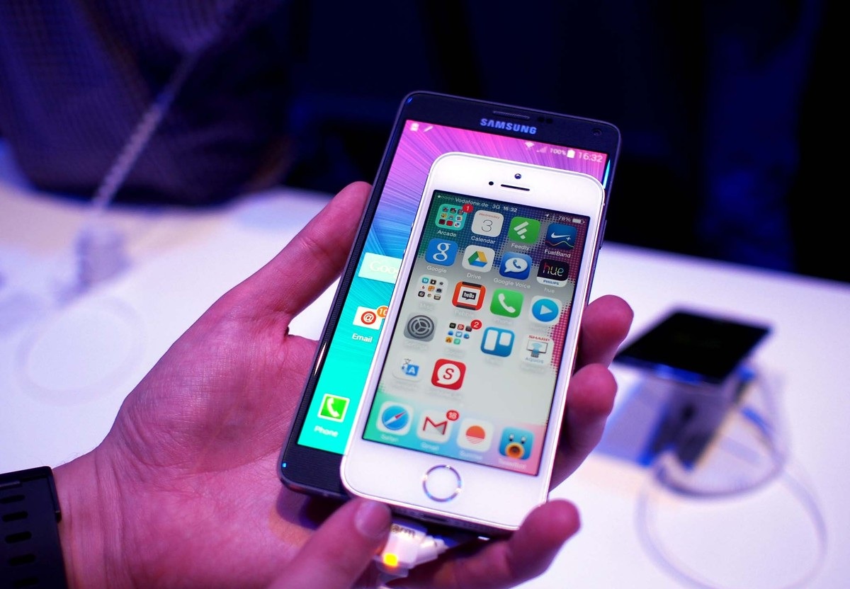 So sánh và đánh giá iPhone 5s vs Samsung Galaxy Note 4: Ai nặng hơn ai?